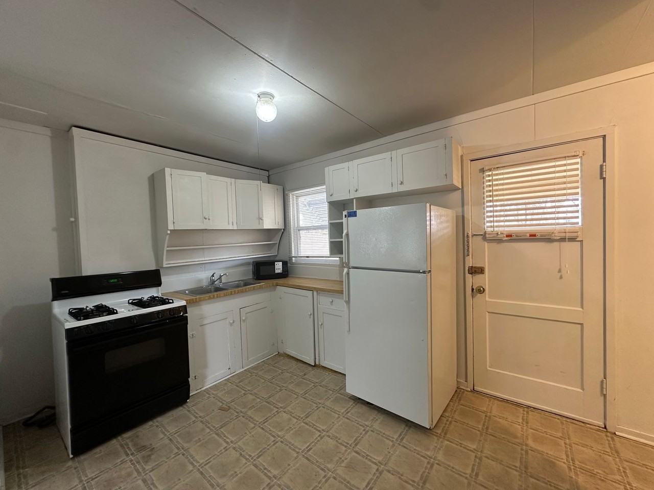 313 Bunker Ave - Photo 3 of 8