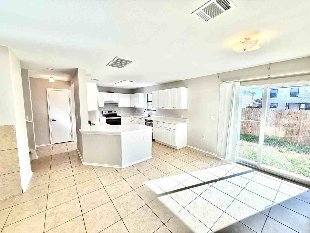 6721 Walkup Ln - Photo 5 of 17