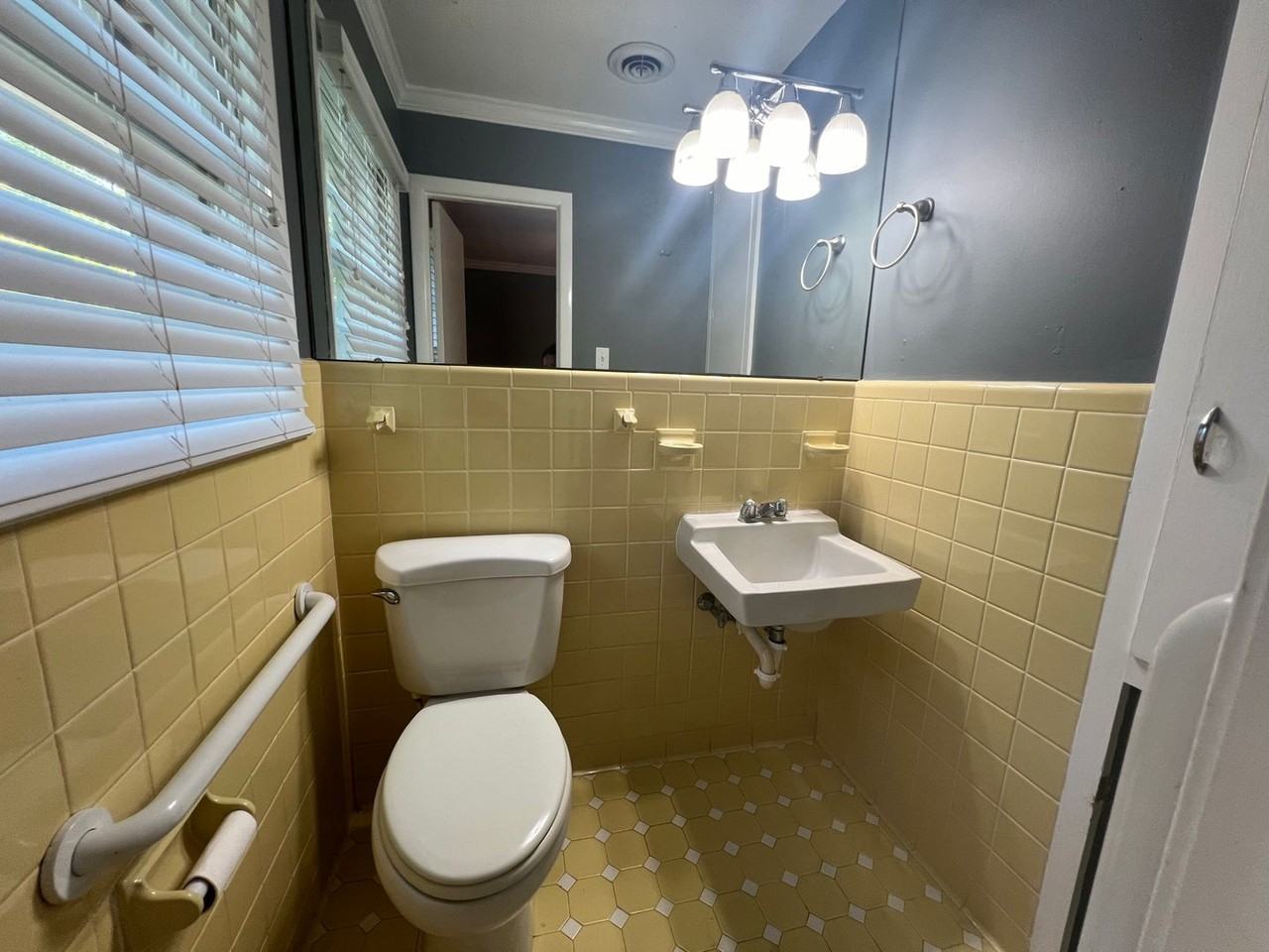 726 E Magnolia Ave - Photo 4 of 18