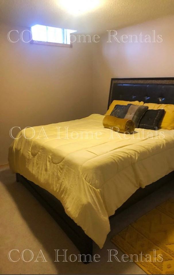 2218 S Beech St - Photo 5 of 12