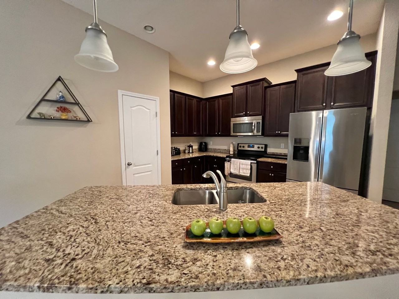 15805 Twin Creek Dr - Photo 4 of 20