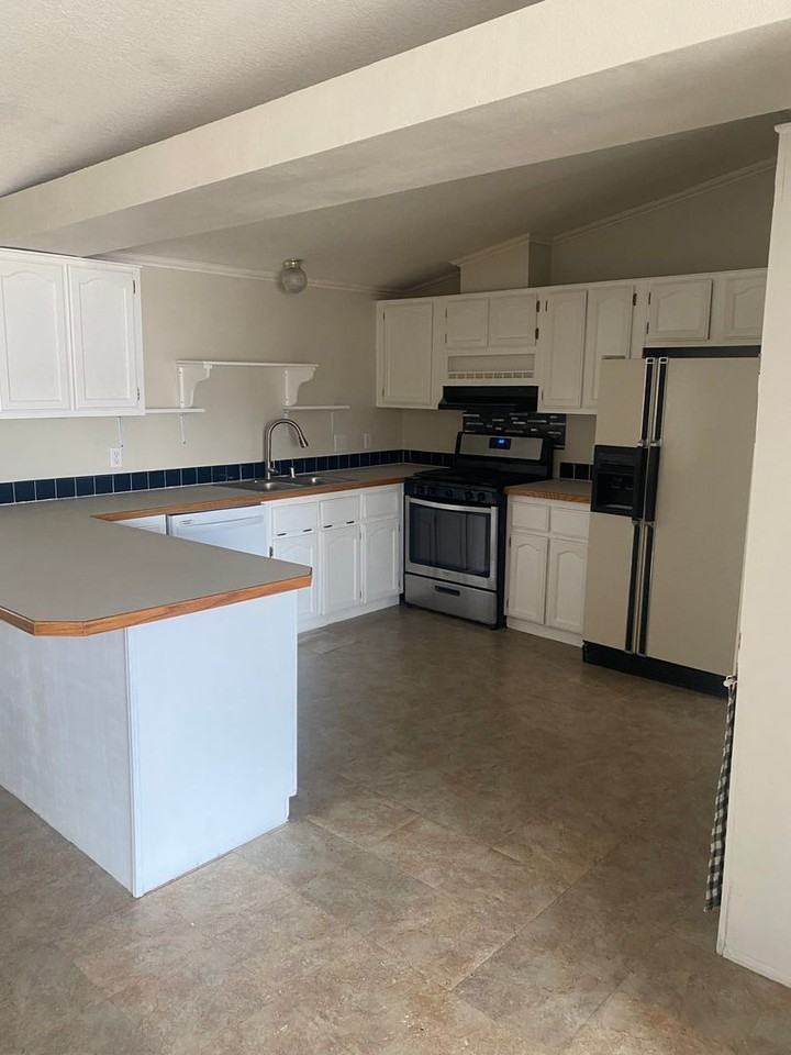 911 E 2970 S - Photo 3 of 23