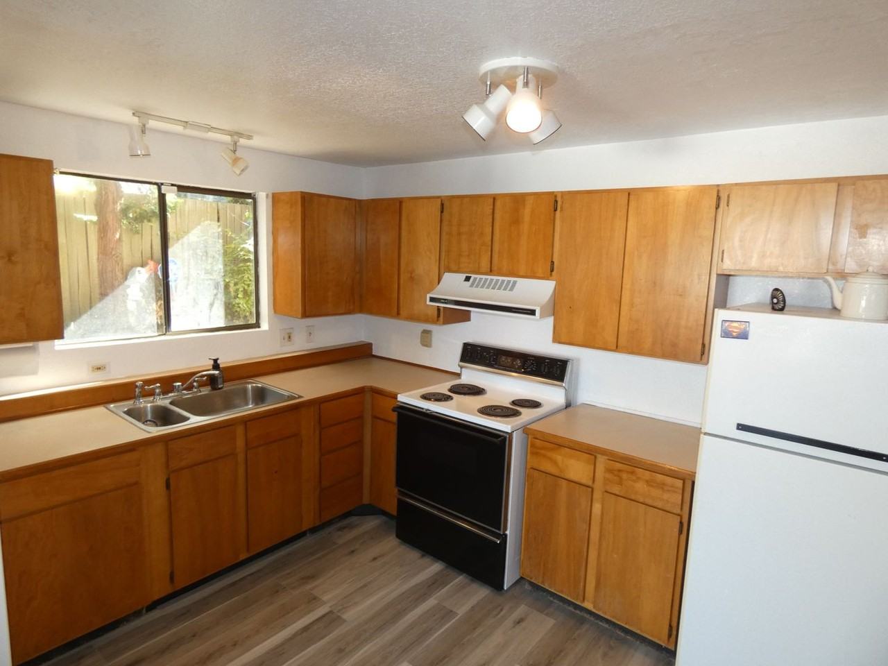 1405 W 5th St - Photo 2 of 25