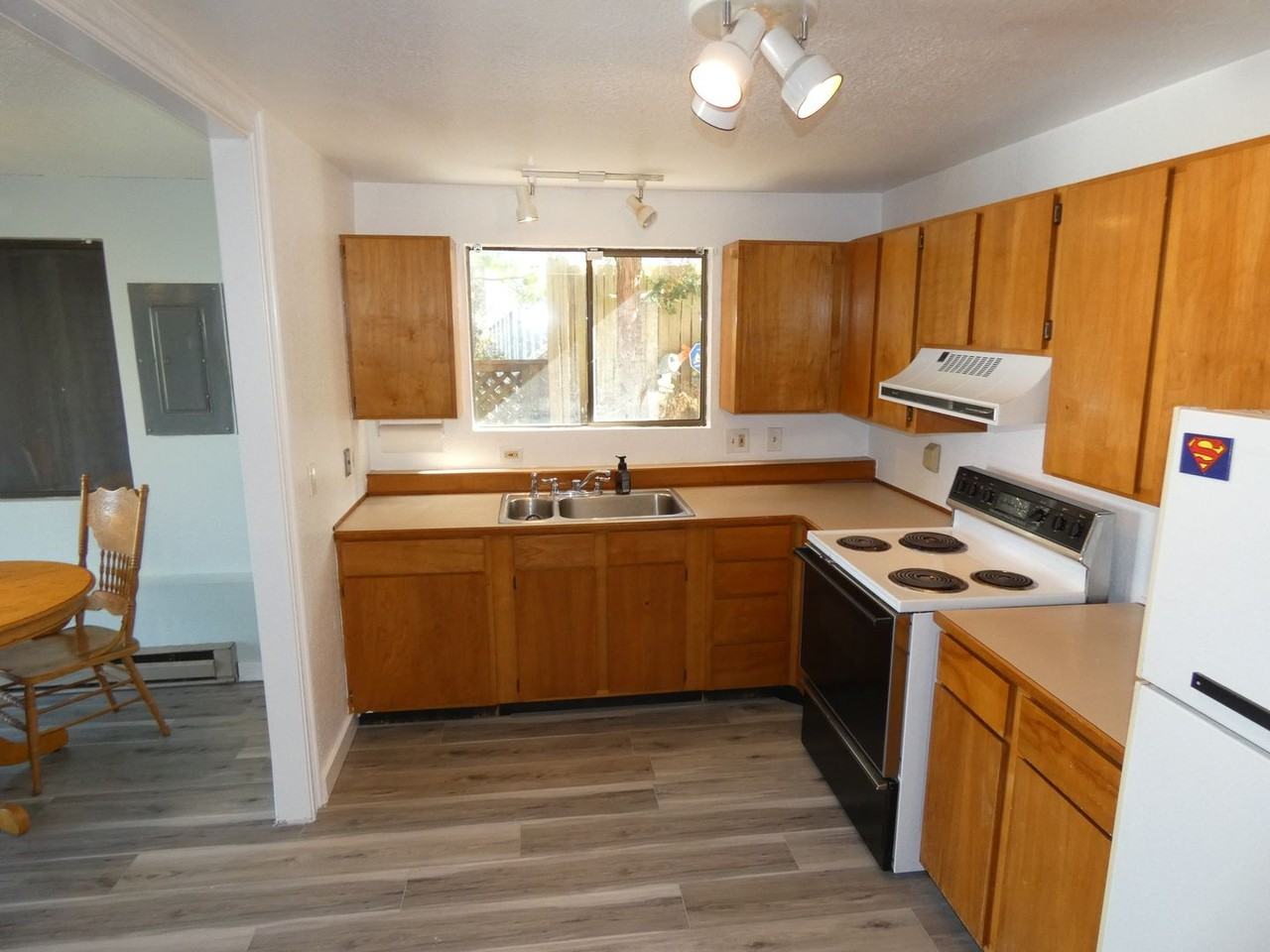 1405 W 5th St - Photo 3 of 25