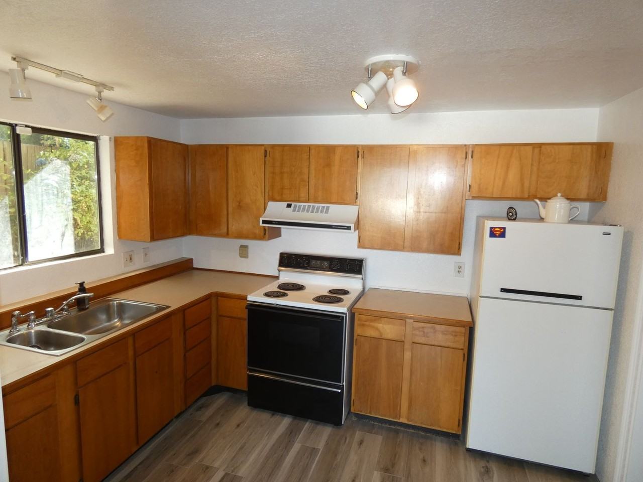 1405 W 5th St - Photo 4 of 25