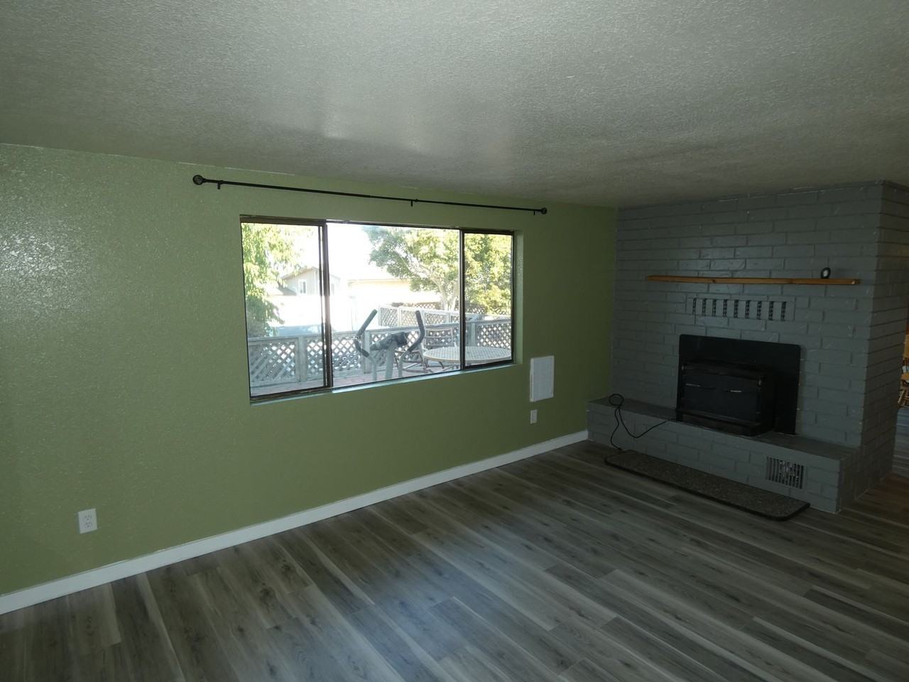 1405 W 5th St - Photo 5 of 25