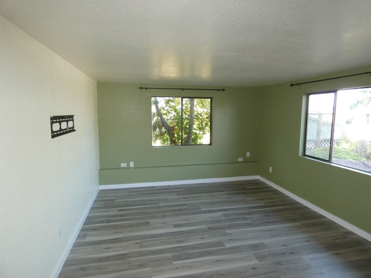 1405 W 5th St - Photo 6 of 25