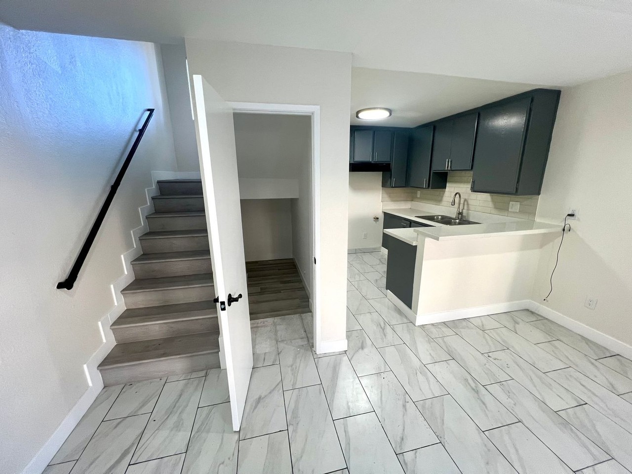 6911 Woodley Ave. - Photo 7 of 20