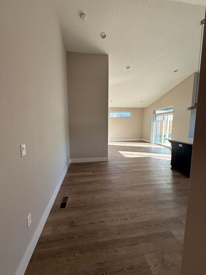 316 Ne Alder Way - Photo 2 of 11