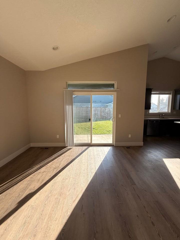 316 Ne Alder Way - Photo 6 of 11