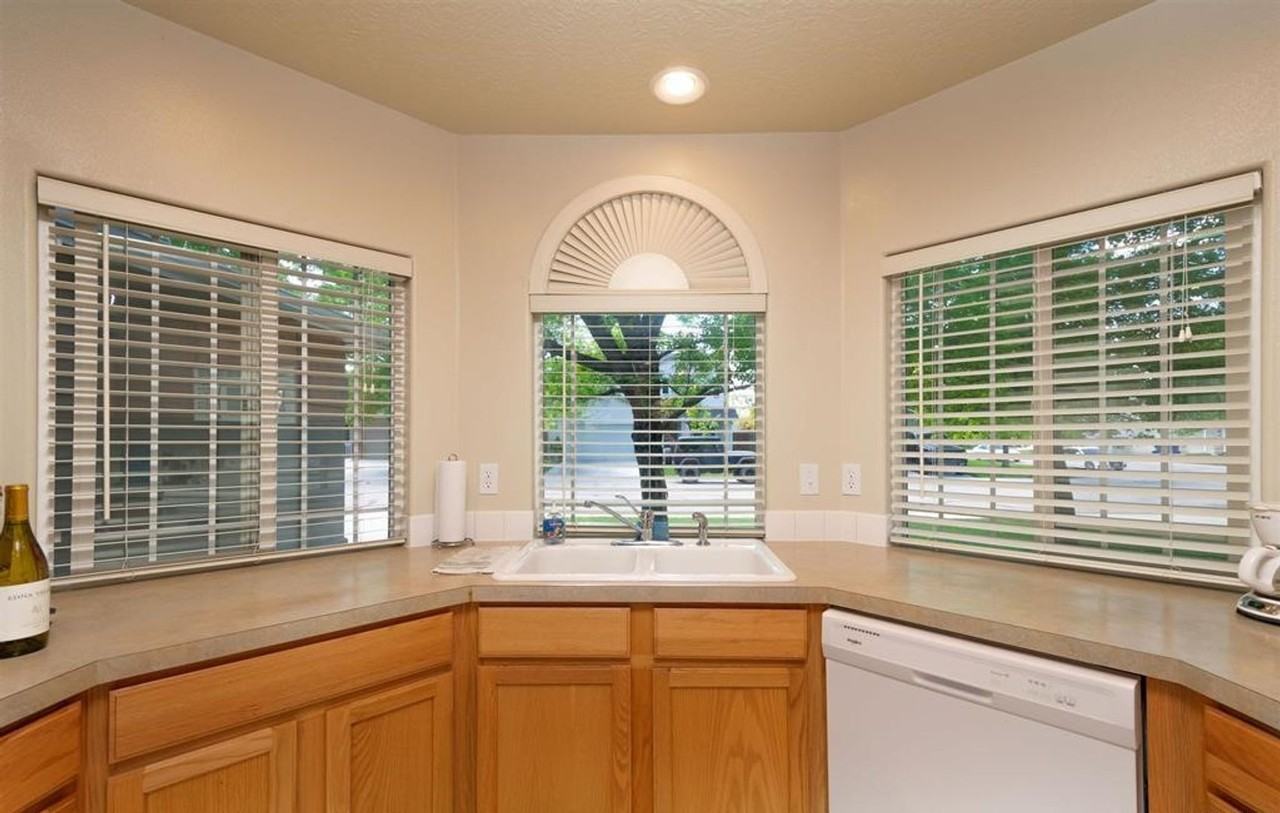 5508 S Plumbdale Ave - Photo 3 of 8