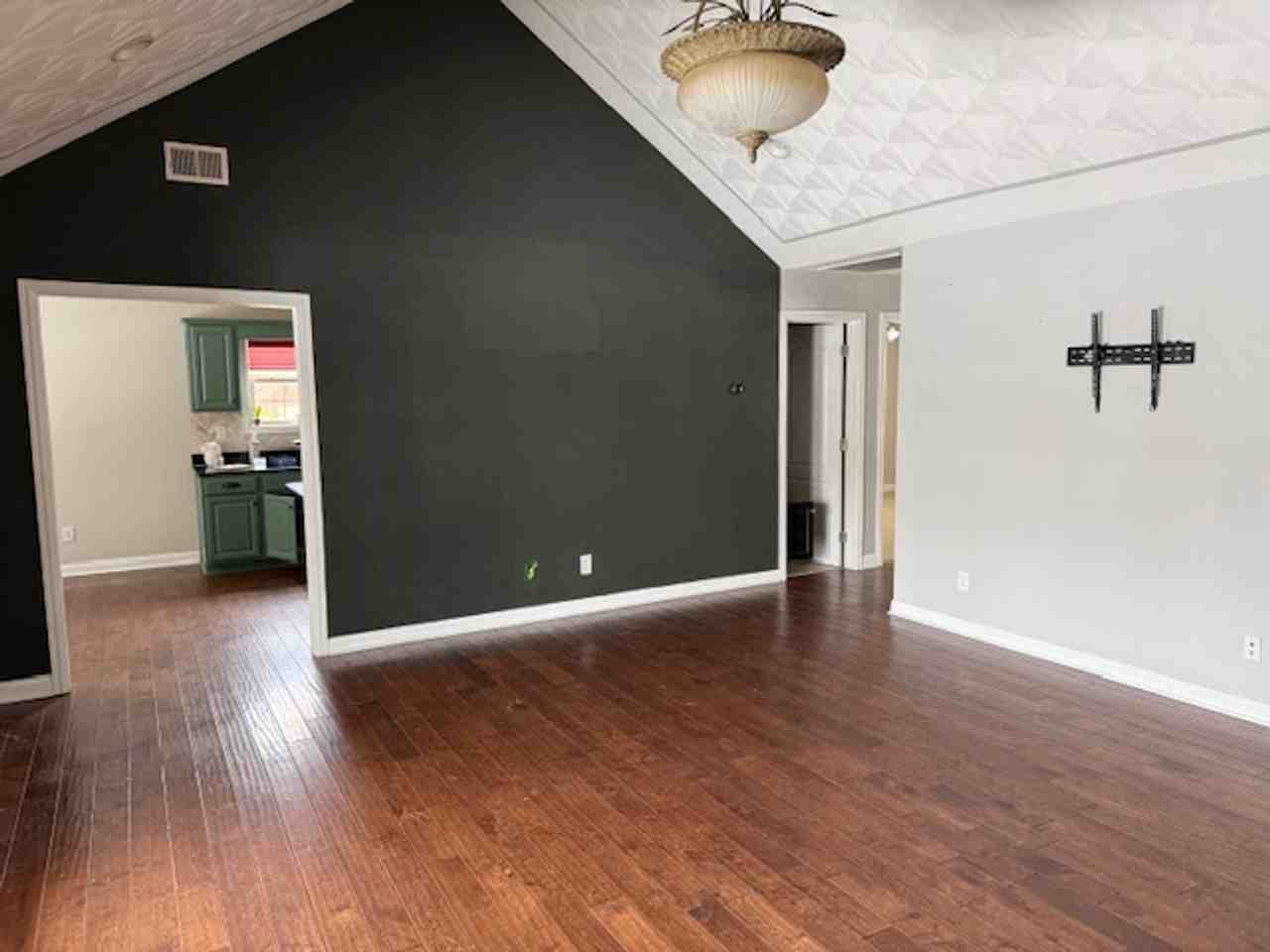 131 Piedmont Dr - Photo 2 of 11