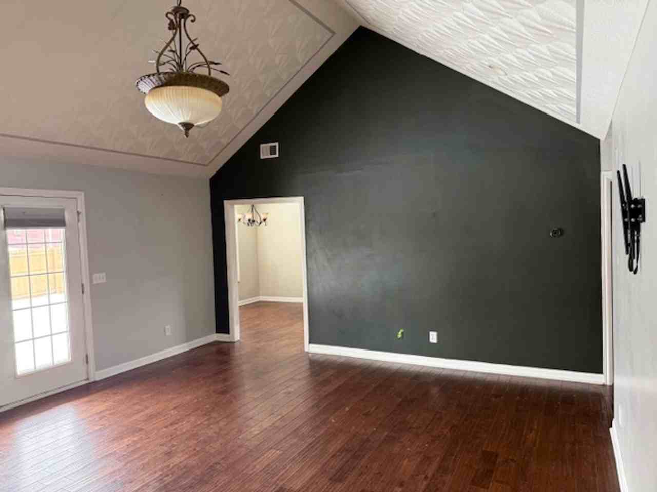 131 Piedmont Dr - Photo 3 of 11