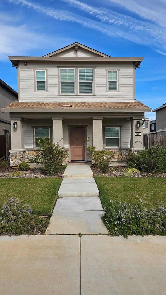 1205 Niemann St - Photo 2 of 49