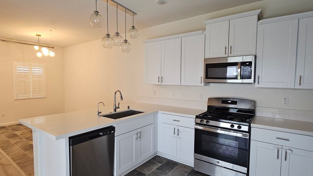 1205 Niemann St - Photo 4 of 49