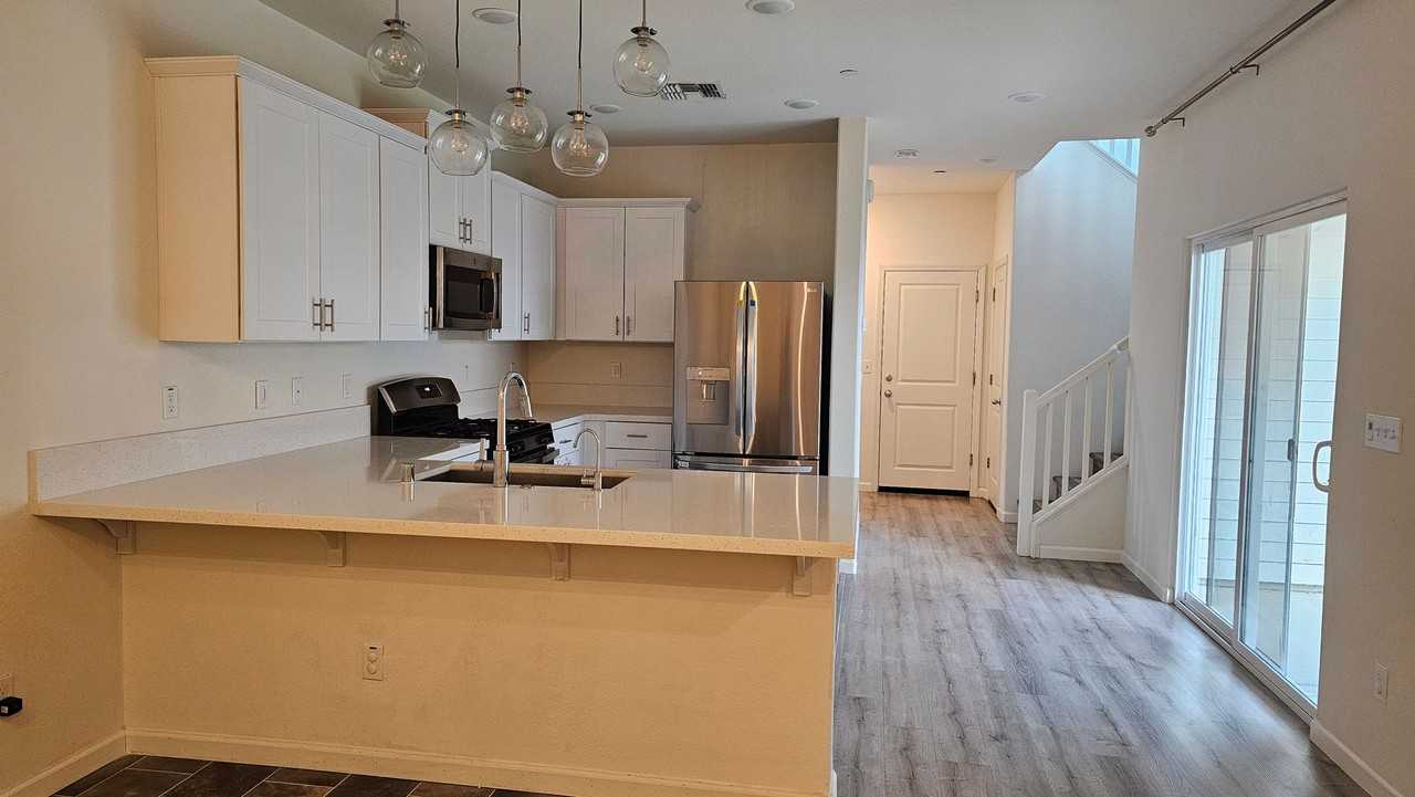 1205 Niemann St - Photo 5 of 49