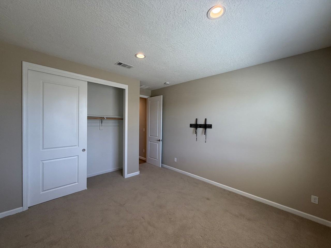 6109 Nauman Dr Se - Photo 6 of 33