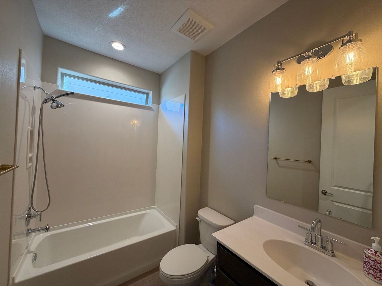 6109 Nauman Dr Se - Photo 7 of 33