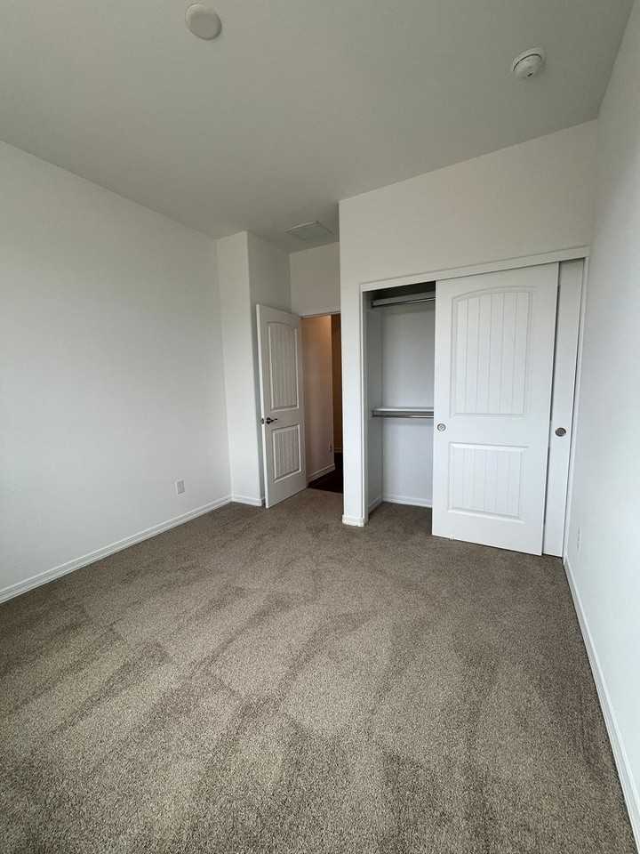 8886 N Pacific Park Dr - Photo 4 of 21