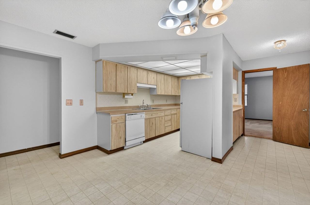 10801 Claire Dr - Photo 7 of 29