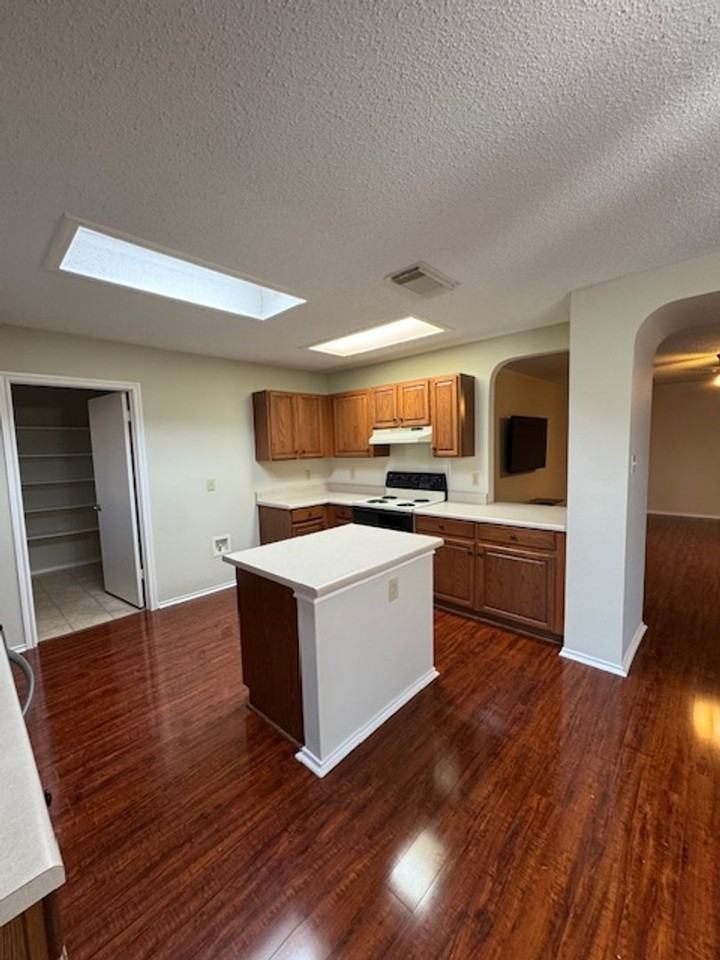 10114 Sandbrook Hl - Photo 3 of 11
