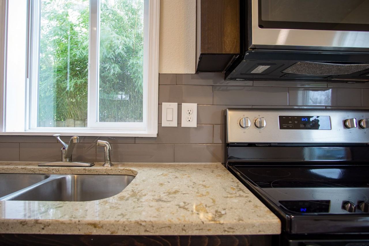 1846 Se Harold St - Photo 5 of 16