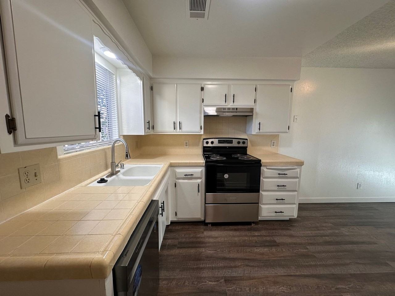 2500 W Chestnut Ct - Photo 2 of 12