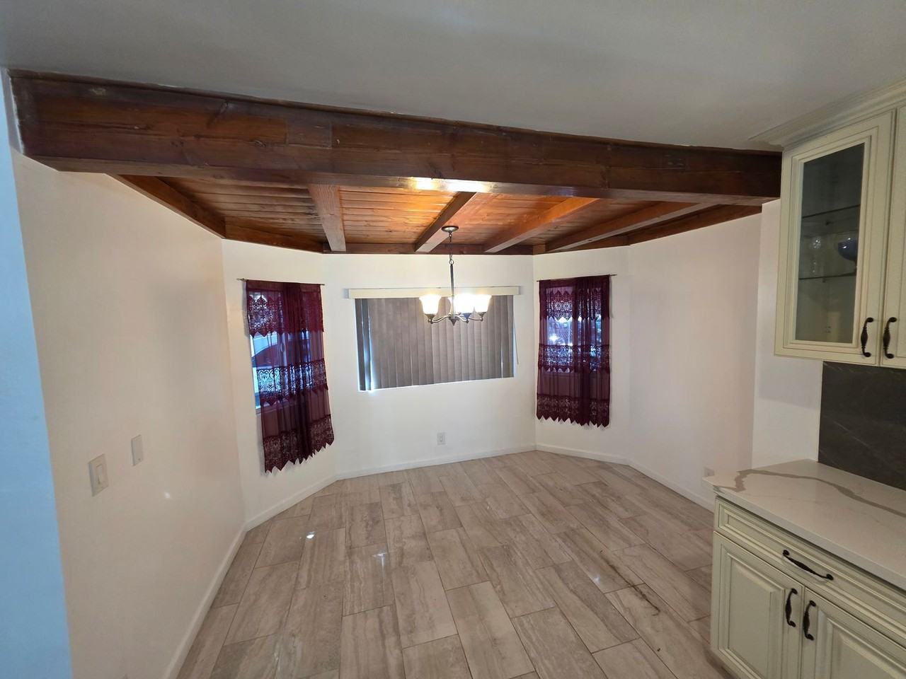 23247 Raymond St - Photo 4 of 39