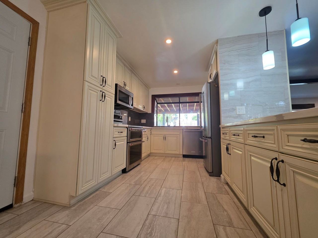 23247 Raymond St - Photo 5 of 39