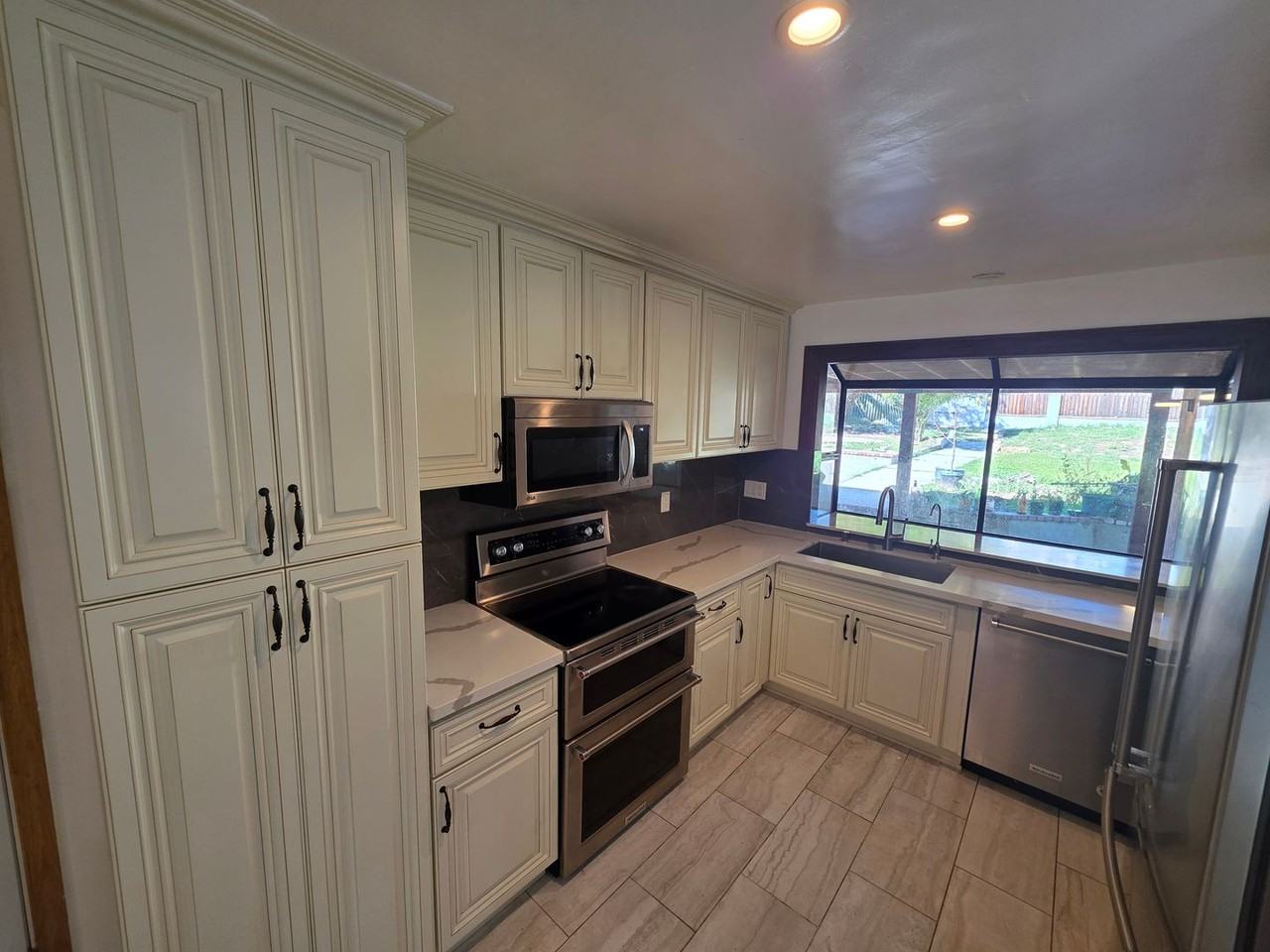 23247 Raymond St - Photo 6 of 39