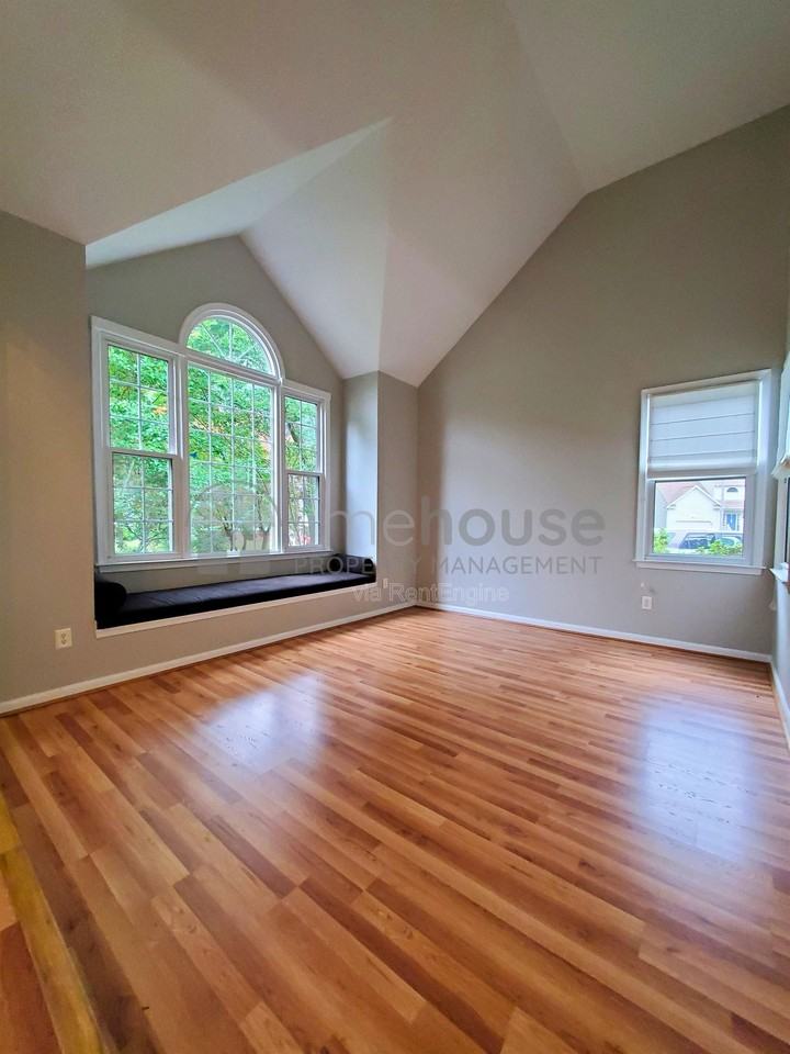 909 Brandon Quay - Photo 3 of 27