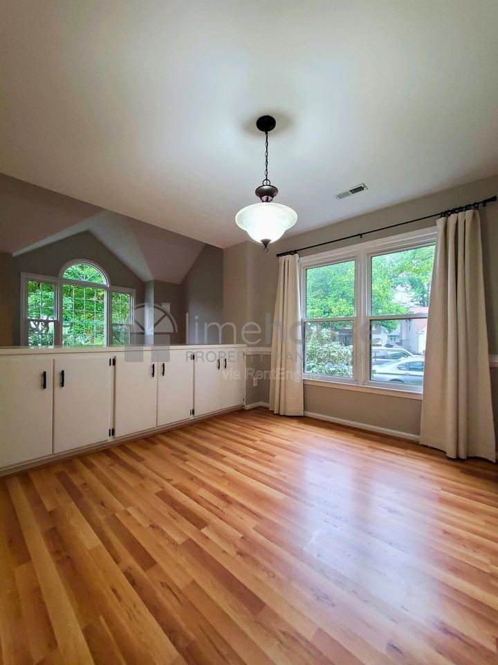 909 Brandon Quay - Photo 5 of 27