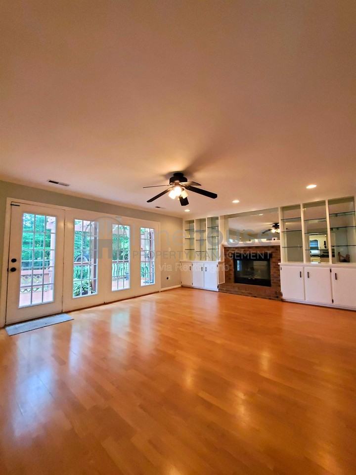 909 Brandon Quay - Photo 7 of 27