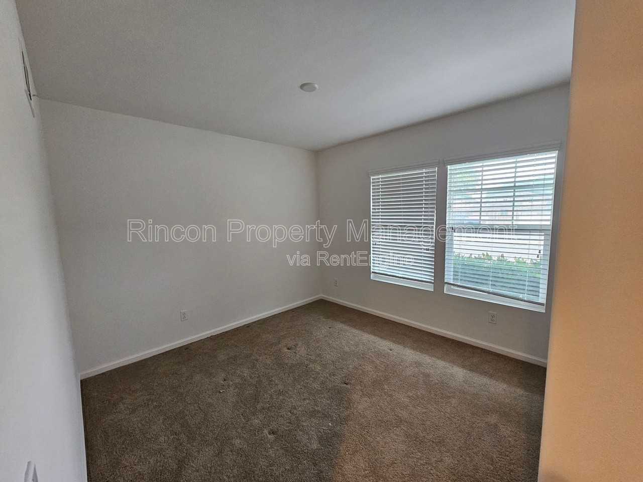 3647 W Hemlock St - Photo 6 of 32