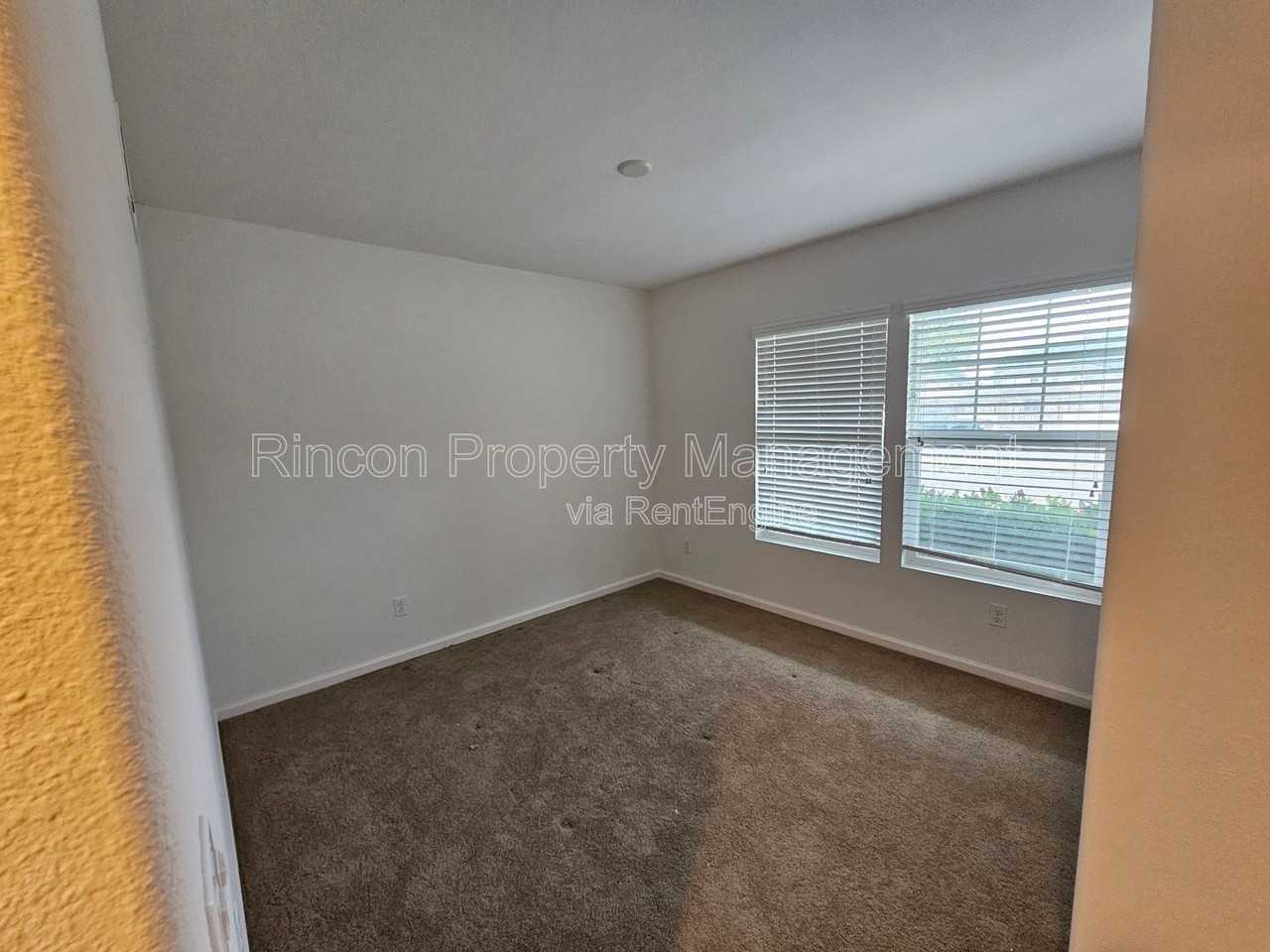 3647 W Hemlock St - Photo 7 of 32