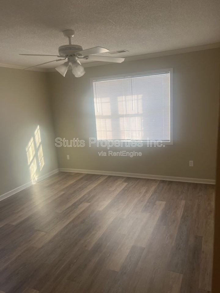 321 W Irvine Ave #E - Photo 4 of 4