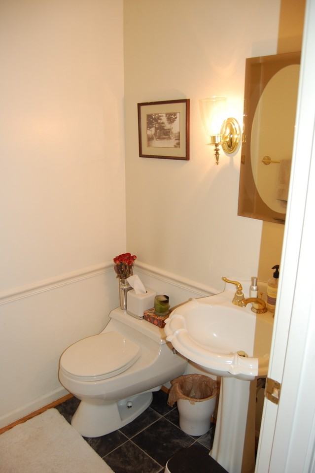 211 Surrey Rd - Photo 3 of 30