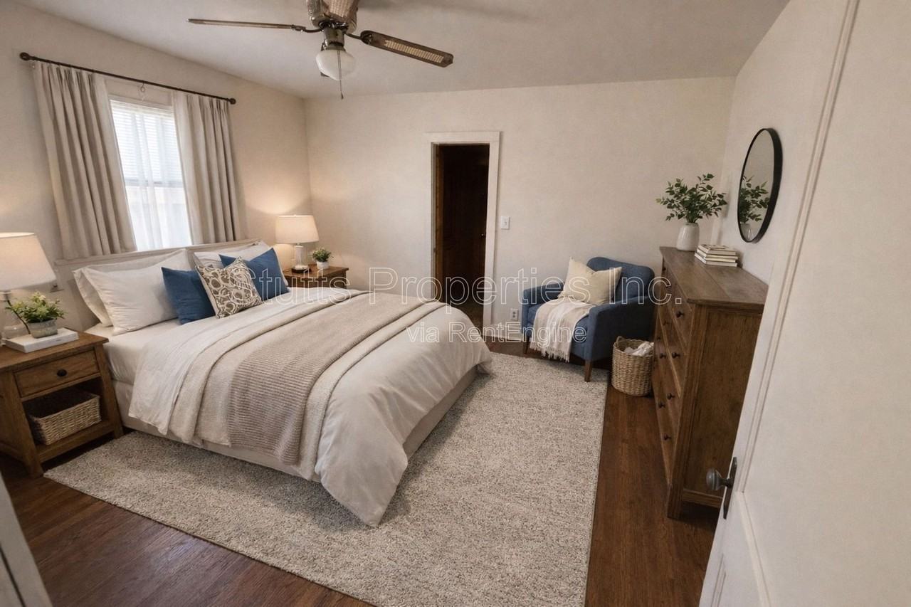 903 E 8th St - Photo 4 of 7