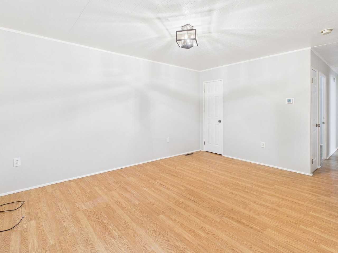 3426 Delaware Ave - Photo 4 of 21