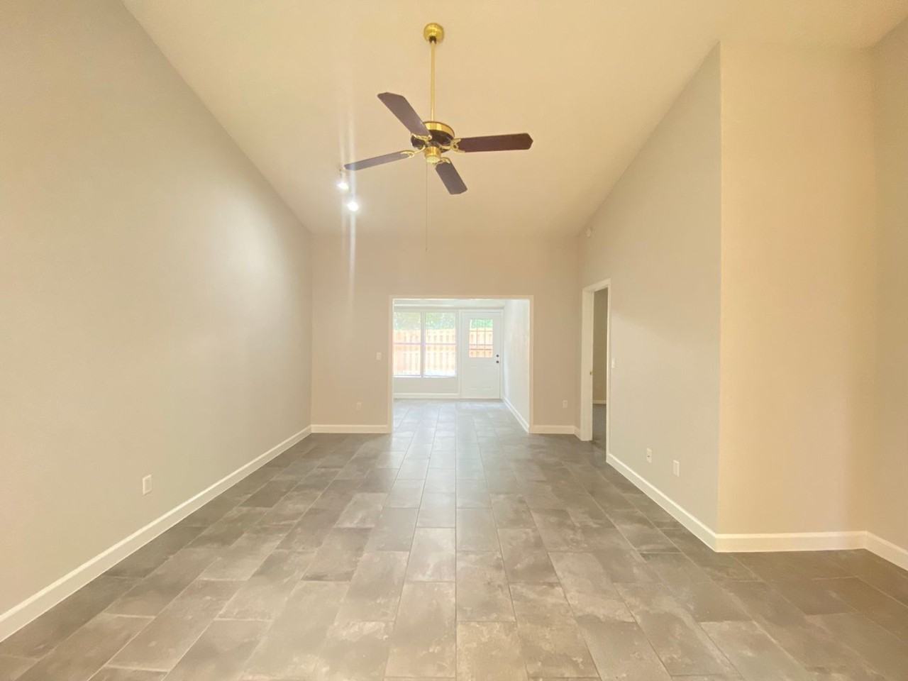 208 Egret Ct - Photo 4 of 29