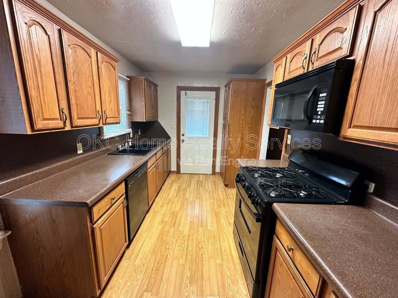 1216 Ne 42nd St - Photo 4 of 15