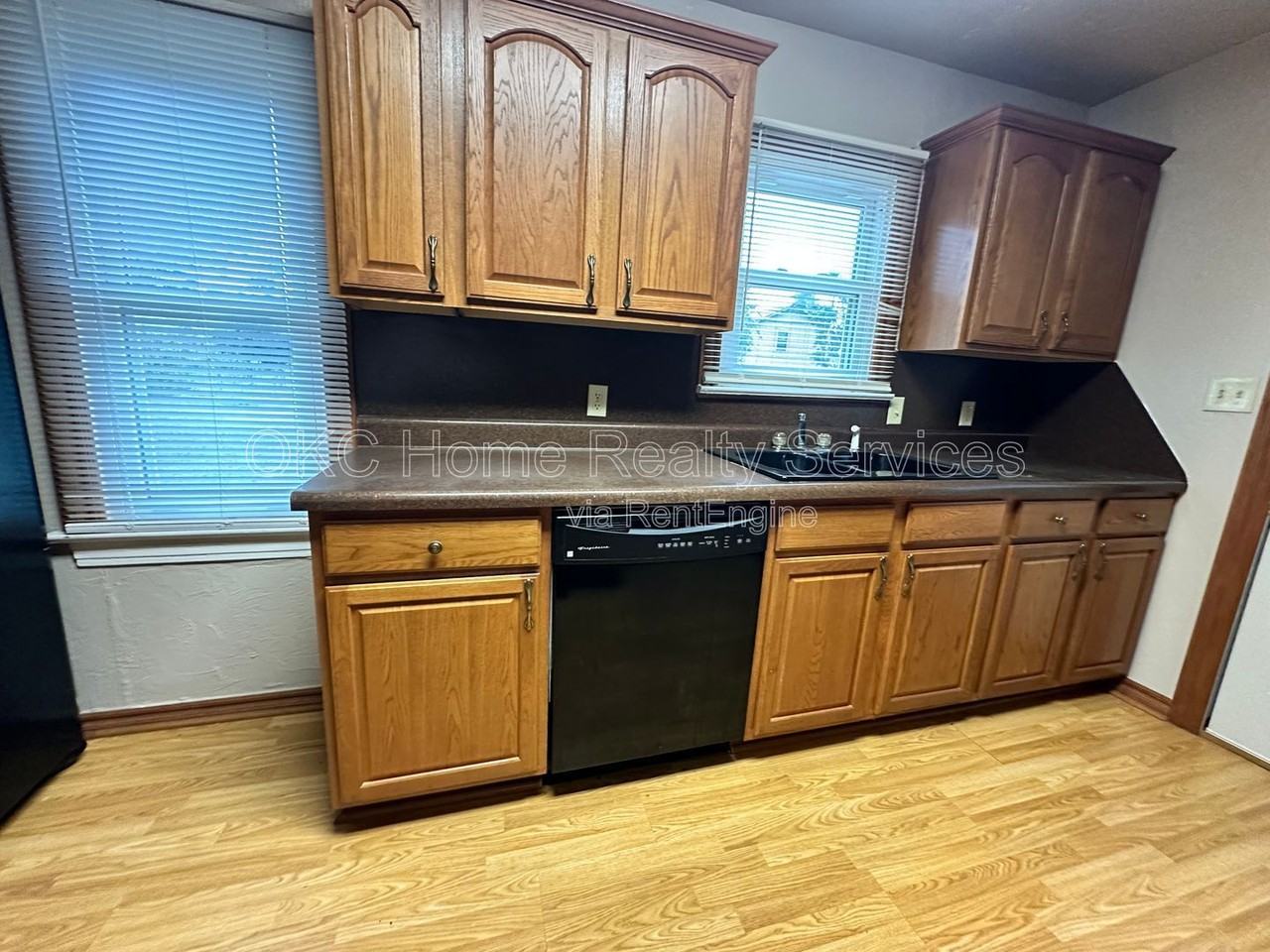 1216 Ne 42nd St - Photo 5 of 15