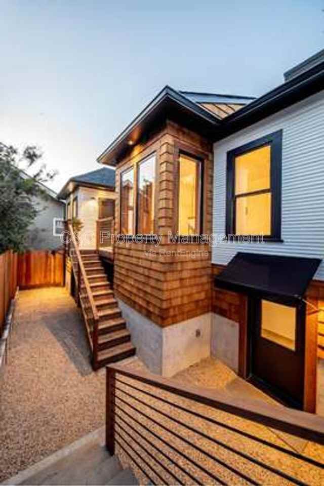 318 18th St #B - Photo 3 of 13