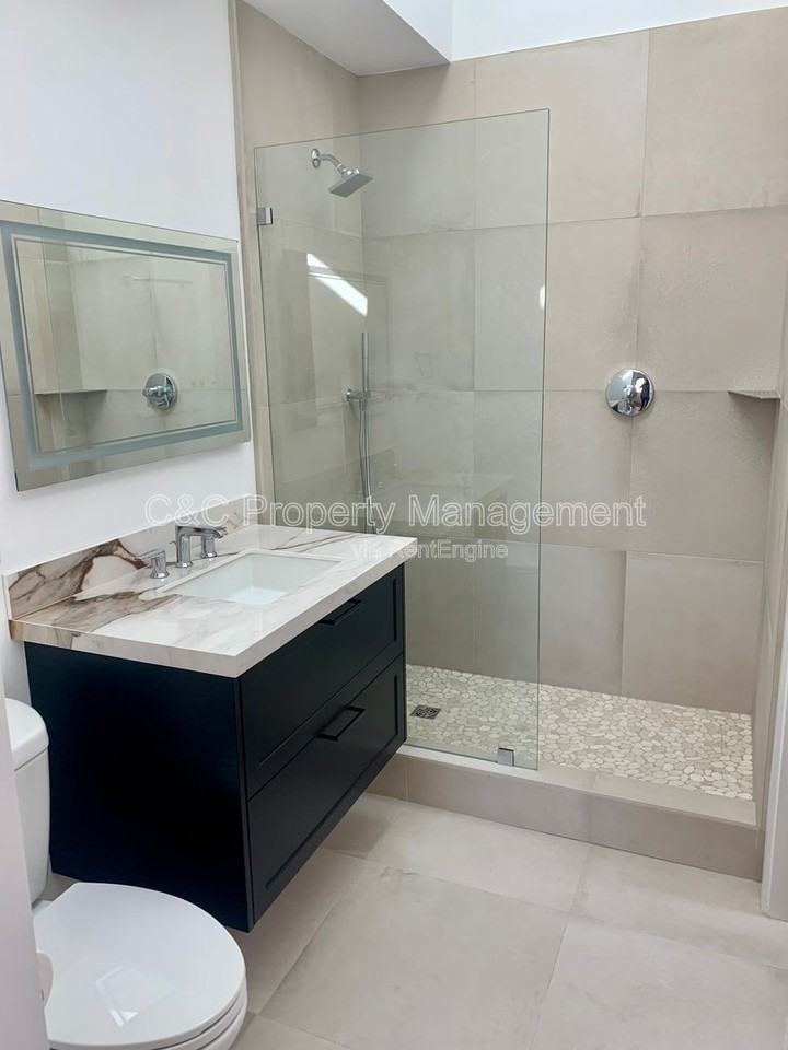 318 18th St #B - Photo 5 of 13