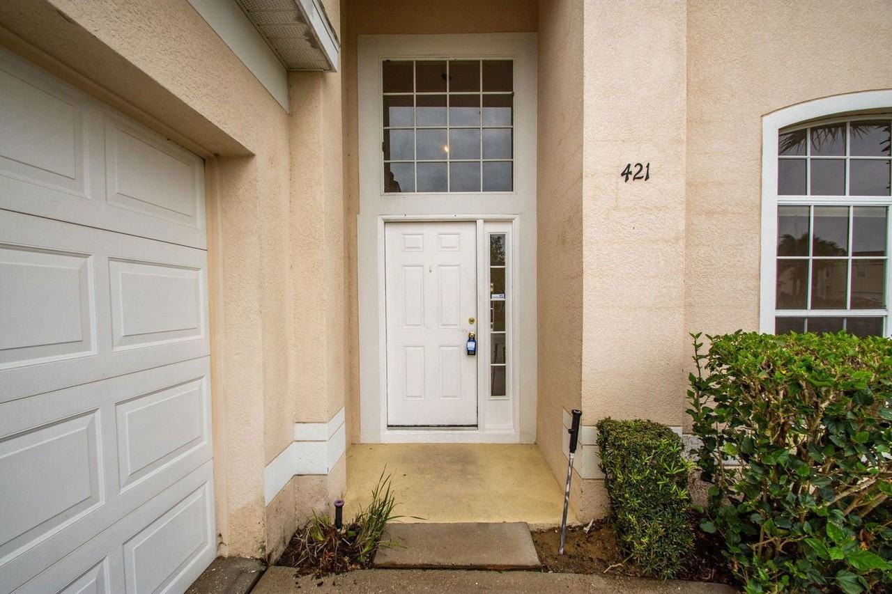 421 Lockbreeze Dr - Photo 2 of 40