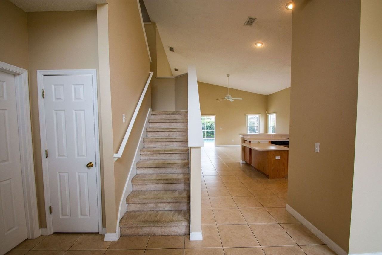 421 Lockbreeze Dr - Photo 4 of 40