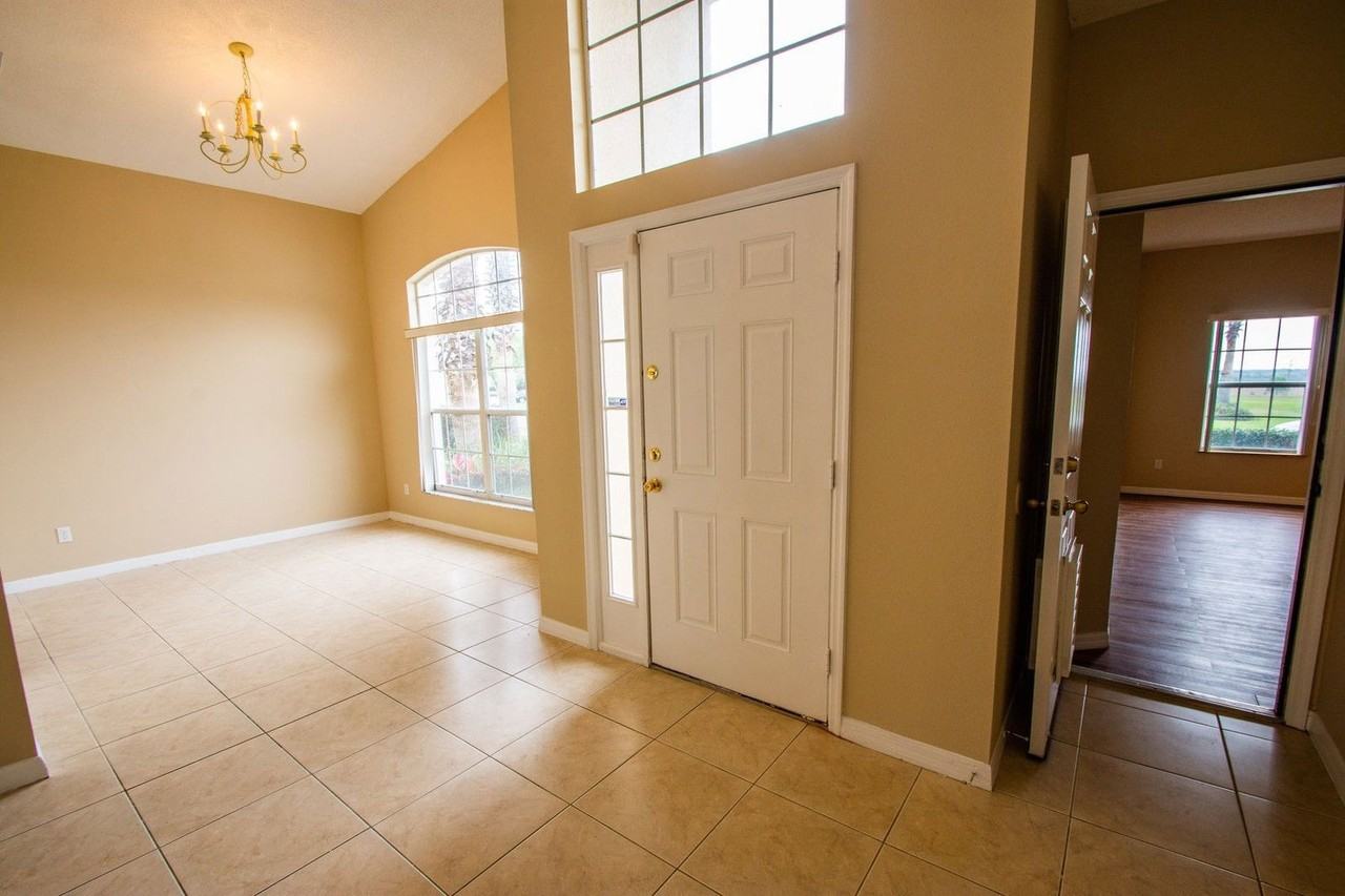 421 Lockbreeze Dr - Photo 5 of 40