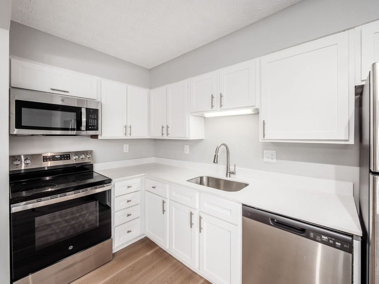 7950 Harmill Dr - Photo 3 of 32