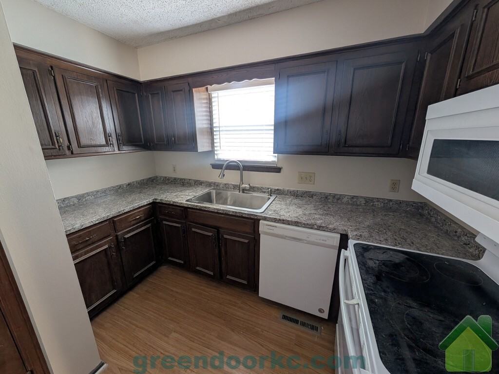 849 S Lindenwood Dr #849 - Photo 2 of 11