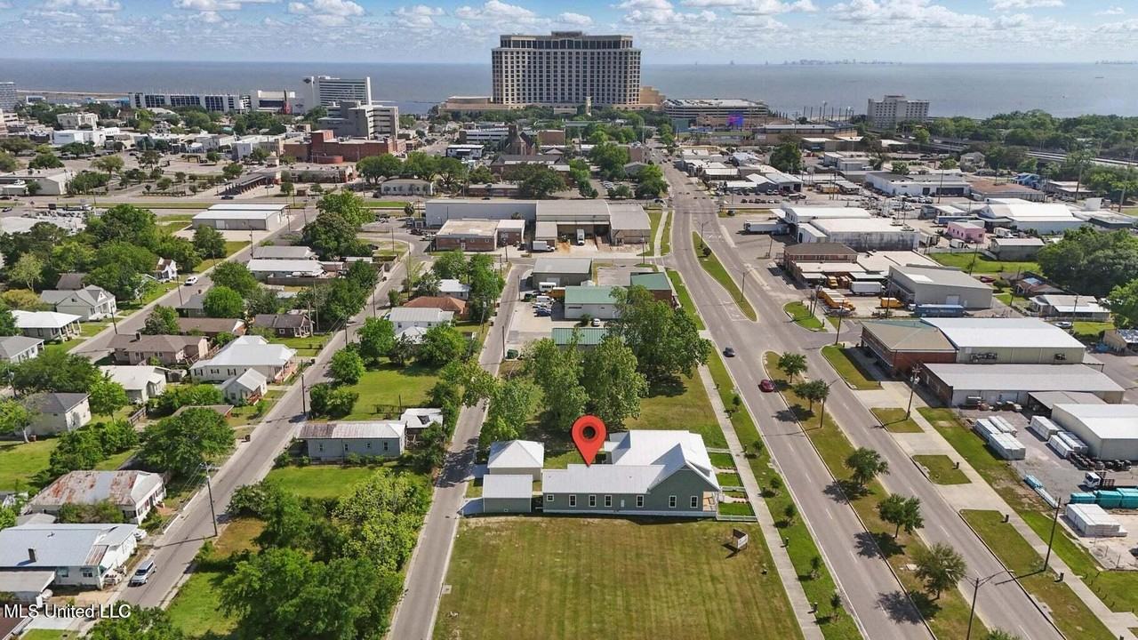 254 Caillavet St - Photo 6 of 25